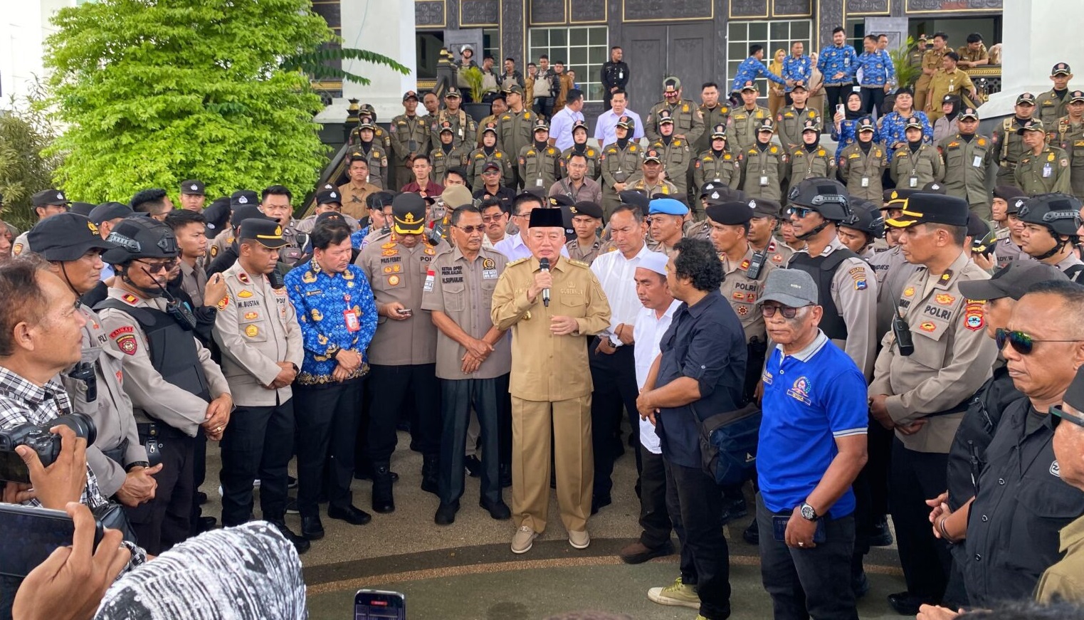 Aksi tersebut digelar untuk menyoroti dugaan dana pemerintah daerah senilai Rp5,1 triliun yang disebut-sebut mengendap di Bank Kalsel. (Foto : Istimewa)