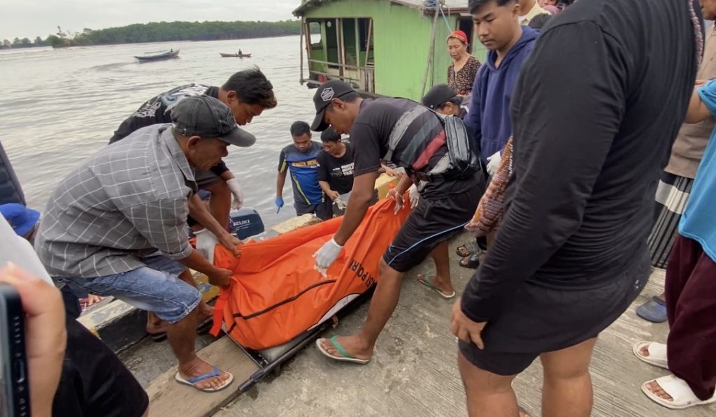 Diduga Hindari Keributan, Pria di Banjarmasin Lompat ke Sungai Barito dan Tewas Tenggelam Petugas bersama relawan mengangkat jasad korban ke Dermaga Banjar Raya Kota Banjarmasin. (Foto: kalselsatu.com)