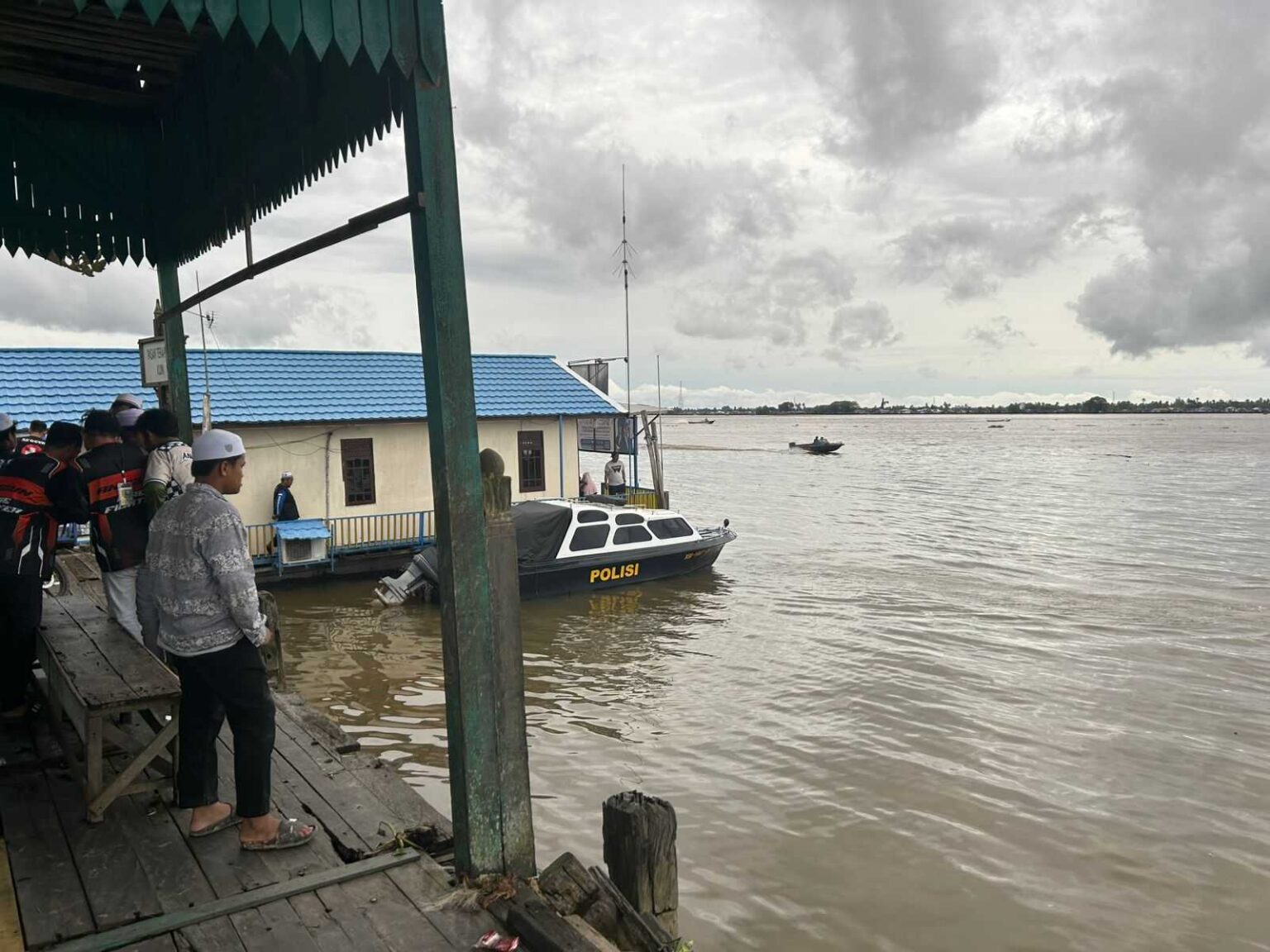 Kelotok rombongan jemaah majelis taklim asal Banjarbaru tercebur ke Sungai Barito. (Foto: Istimewa)