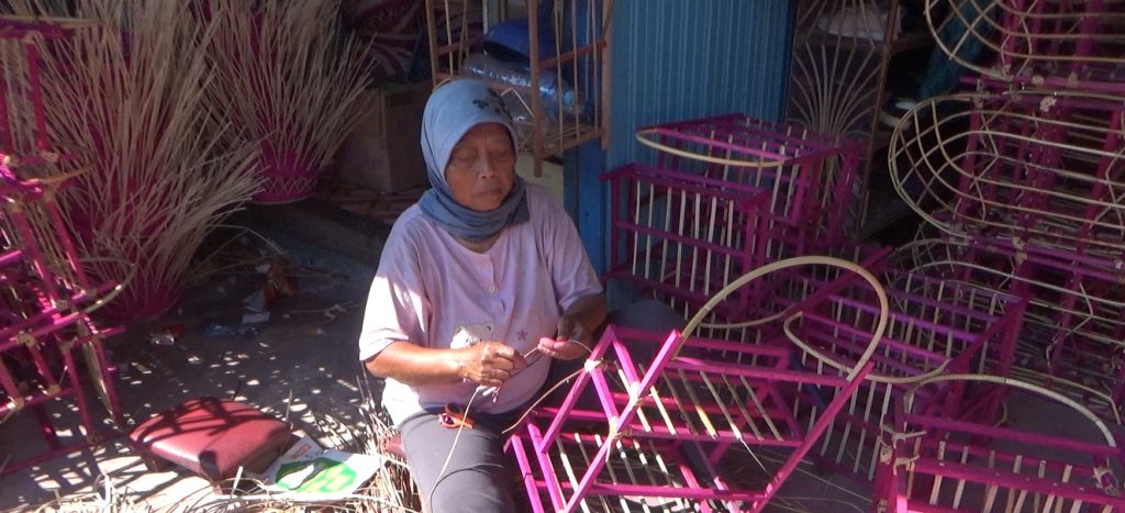 Semangat Musini, Pengrajin Keranjang Parcel 65 Tahun di Banjarmasin yang Tetap Berjuang Meski Mata Buram Akibat Katarak