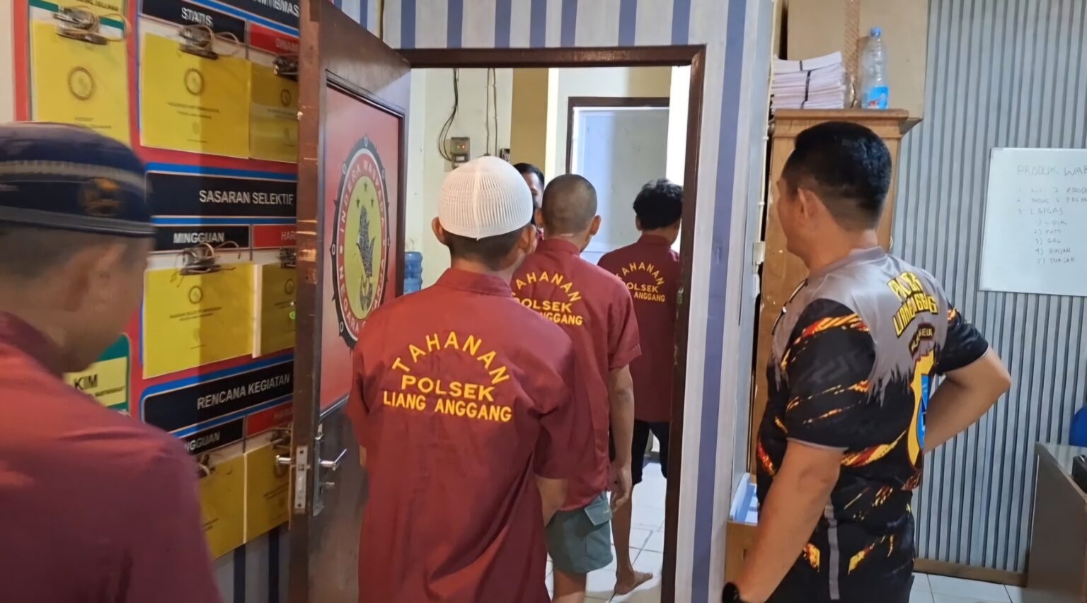 Petugas Polsek Liang Anggang, Polres Banjarbaru, mengamankan lima pria yang kedapatan membawa senjata tajam (sajam) tanpa izin dalam dua pekan terakhir. (Foto : Istimewa)