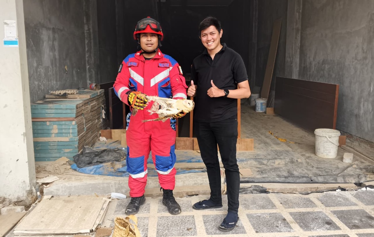 Tim dari Pos Sektor Gambut mengevakuasi burung hantu yang terjerat benang layangan di Komplek Persada Mas Estate Kecamatan Kertak Hanyar, Kabupaten Banjar. (Foto : Istimewa)