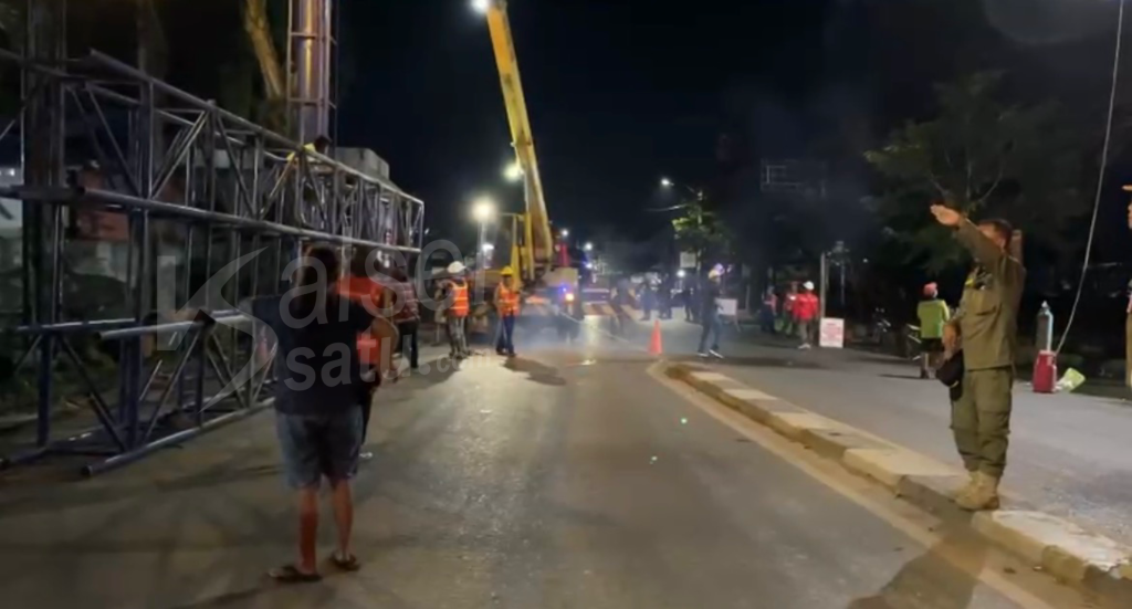 Tak gubris surat peringatan, baliho bando di Jalan Sutoyo S dibongkar petugas. (Foto: kalselsatu.com)